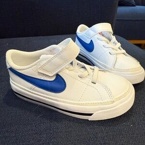 Nike Kids Sneakers in White and Blue